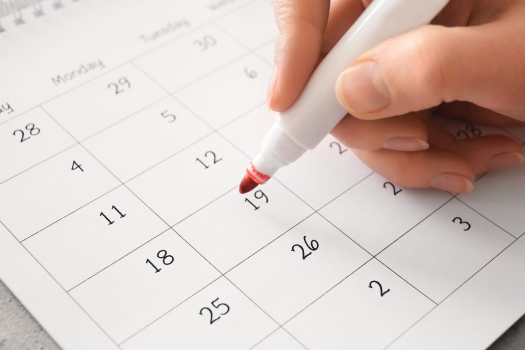 Main entourant date actualisation Pôle emploi sur calendrier