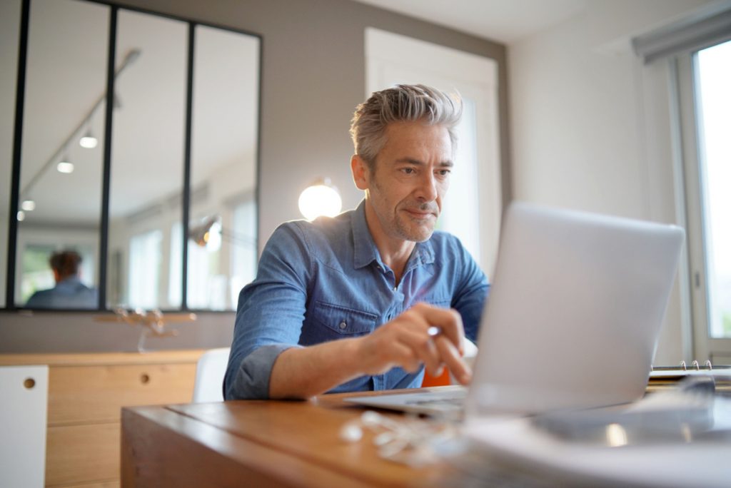Homme derrière ordinateur validation VAE