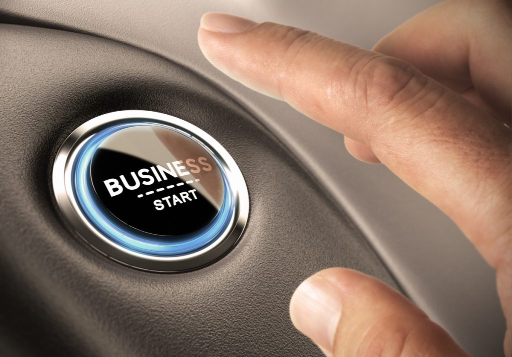 Doigt appuyant sur le bouton "Business start"