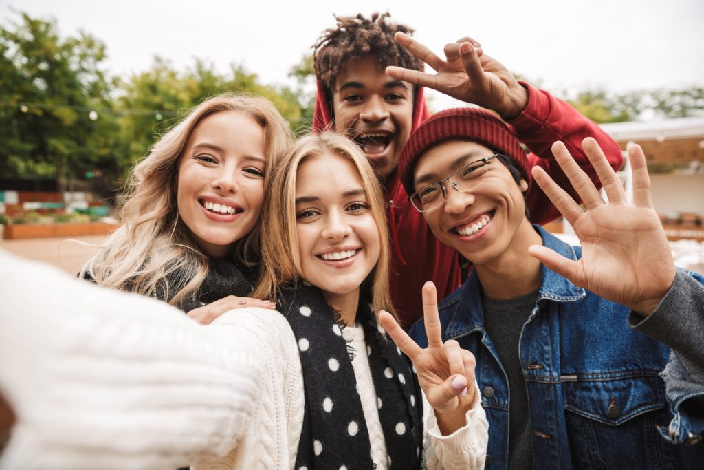 Groupe adolescents souriants