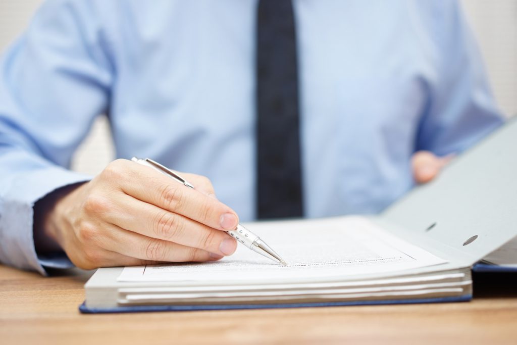 Homme vérifiant données sur classeur