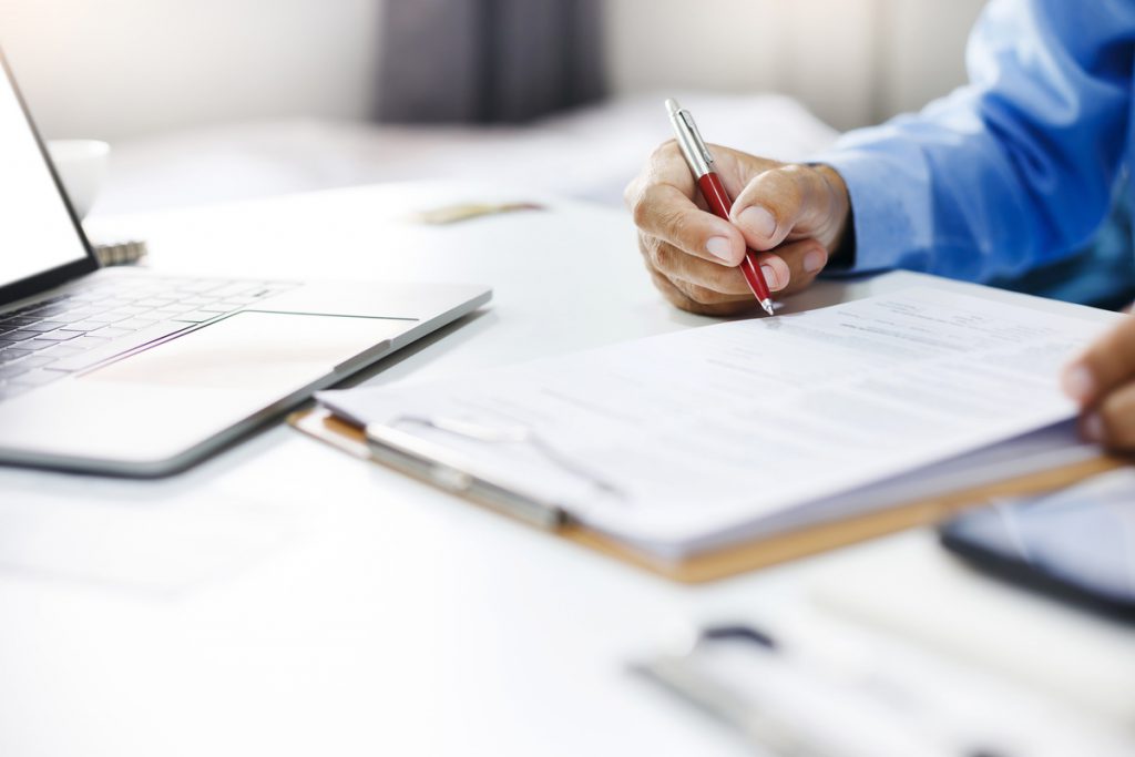 Homme devant ordinateur checklist