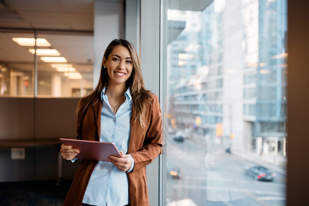 Coach femme reconversion professionnelle avec une tablette
