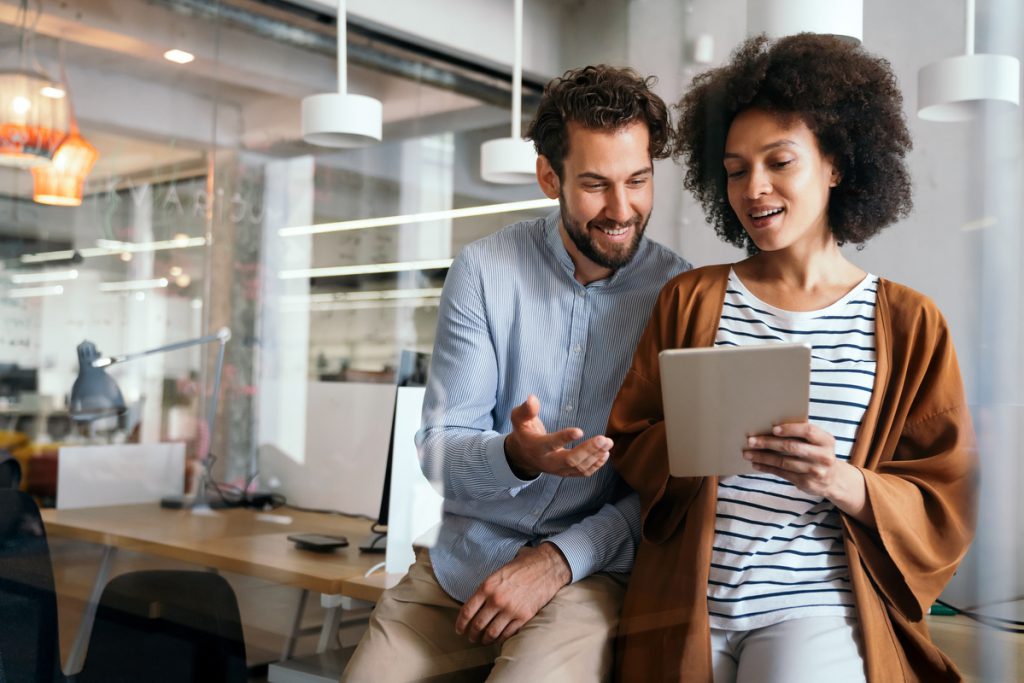 salariés devant tablette poste de travail