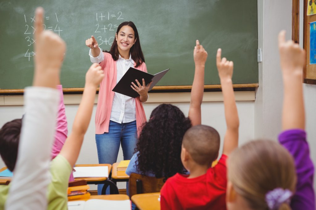 Enseignant dans salle de classe